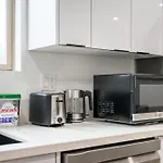 Stunning 5Br 5Ba Luxury Villa Elegant Design Prime Location 1