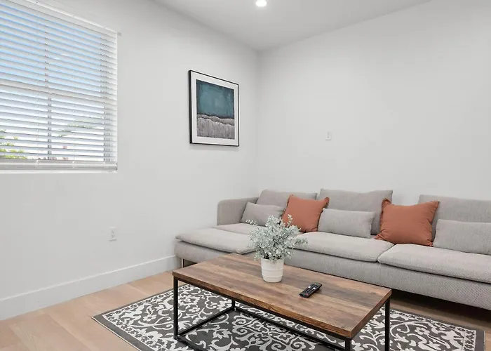 Stunning 5Br 5Ba Luxury Villa Elegant Design Prime Location 1